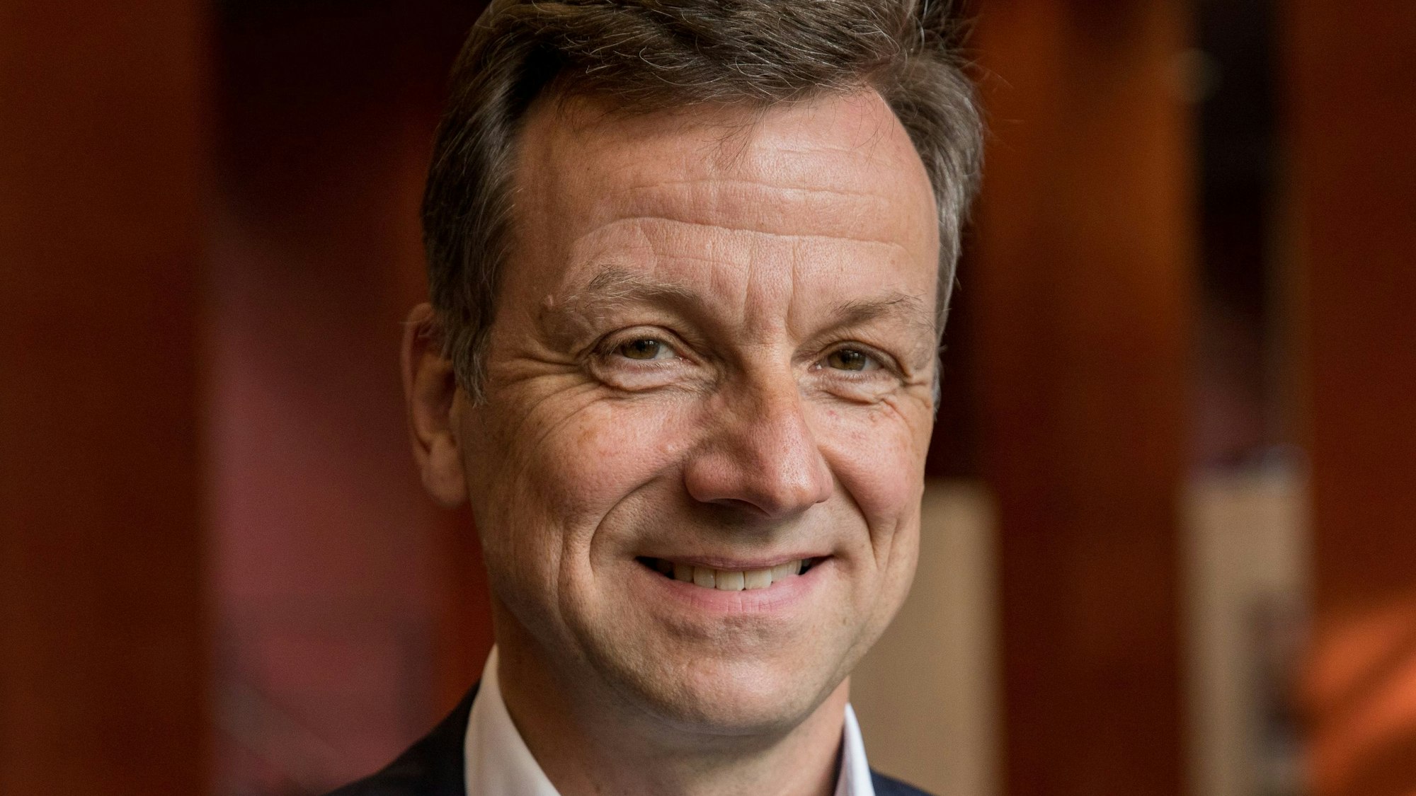 Kölns Verkehrsdezernent Ascan Egerer lächelt in die Kamera.