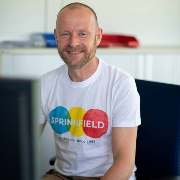 Christian Ramolla sitzt an einem Computer-Monitor.