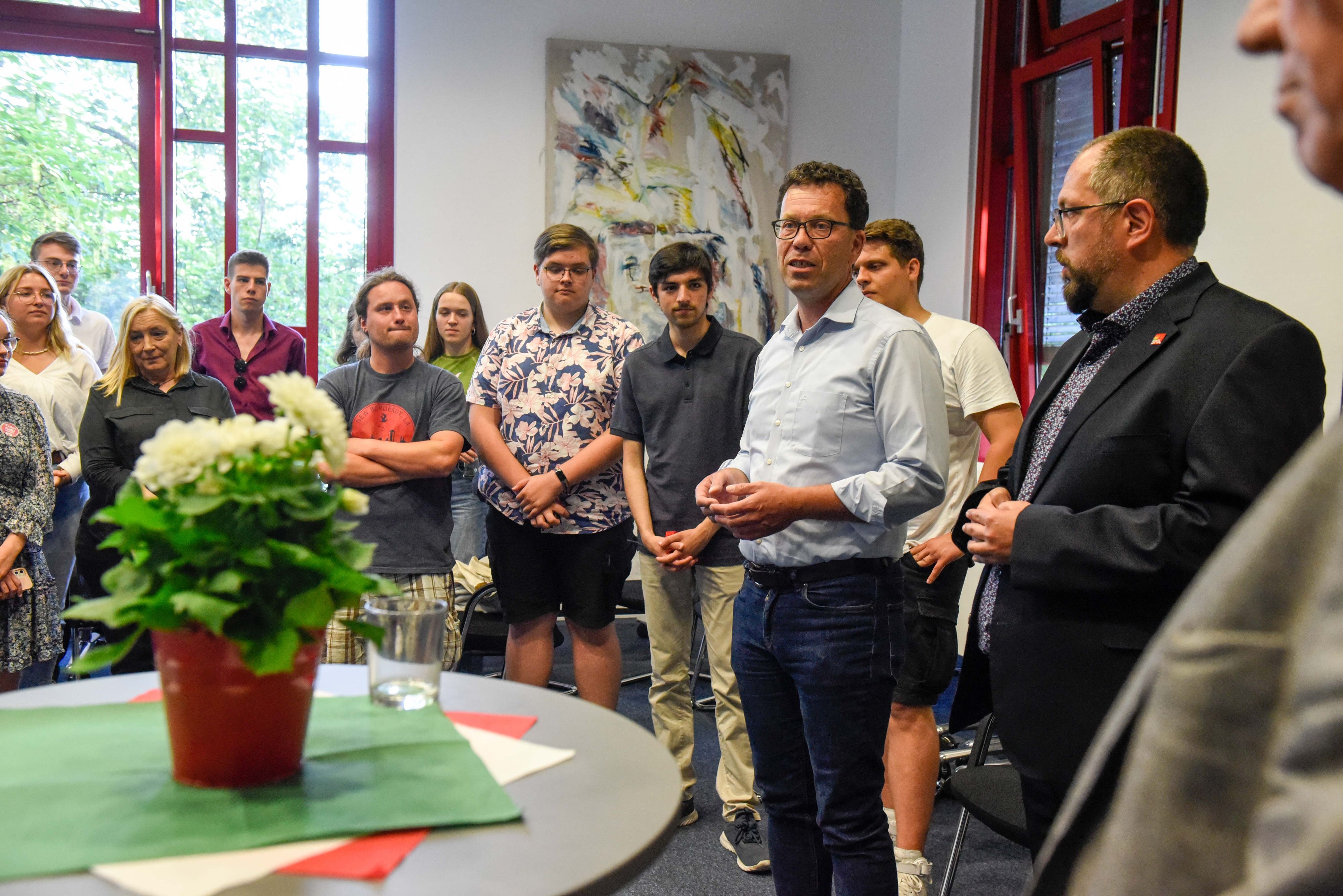 Mitglieder der SPD-Fraktion stehen im Kreis bei den Ergebnissen zur Landtagswahl. (Archivbild)