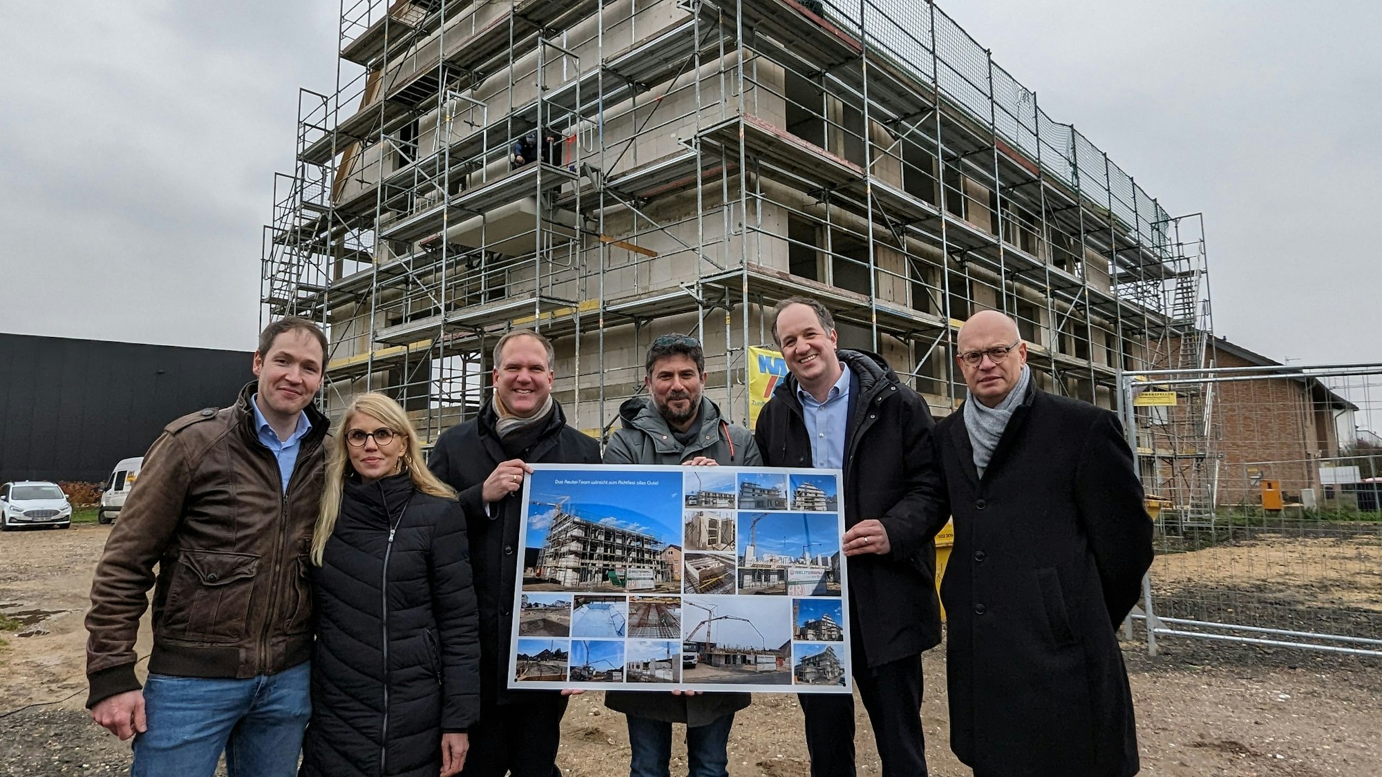 Die Projektverantwortlichen stehen vor dem Neubau des Wohnheims.