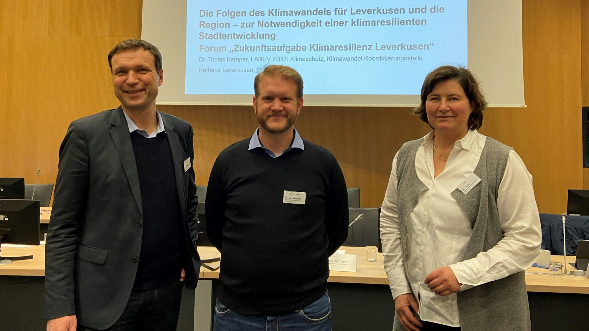 Links Umweltdezernent Alexander Lünenbach mit Tobias Kemper vom Lanuv und Christiane Jäger, der Leiterin des Fachbereichs Mobilität und Klimaschutz in der Stadtverwaltung