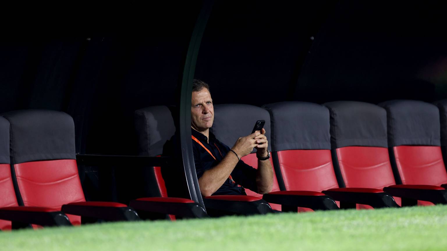 Nationalmannschaftsdirektor Oliver Bierhoff sitzt vor dem Spiel Deutschland gegen Costa Rica auf der Bank.