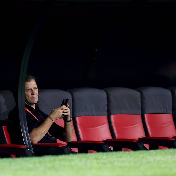 Nationalmannschaftsdirektor Oliver Bierhoff sitzt vor dem Spiel Deutschland gegen Costa Rica auf der Bank.