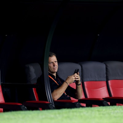 Nationalmannschaftsdirektor Oliver Bierhoff sitzt vor dem Spiel Deutschland gegen Costa Rica auf der Bank.