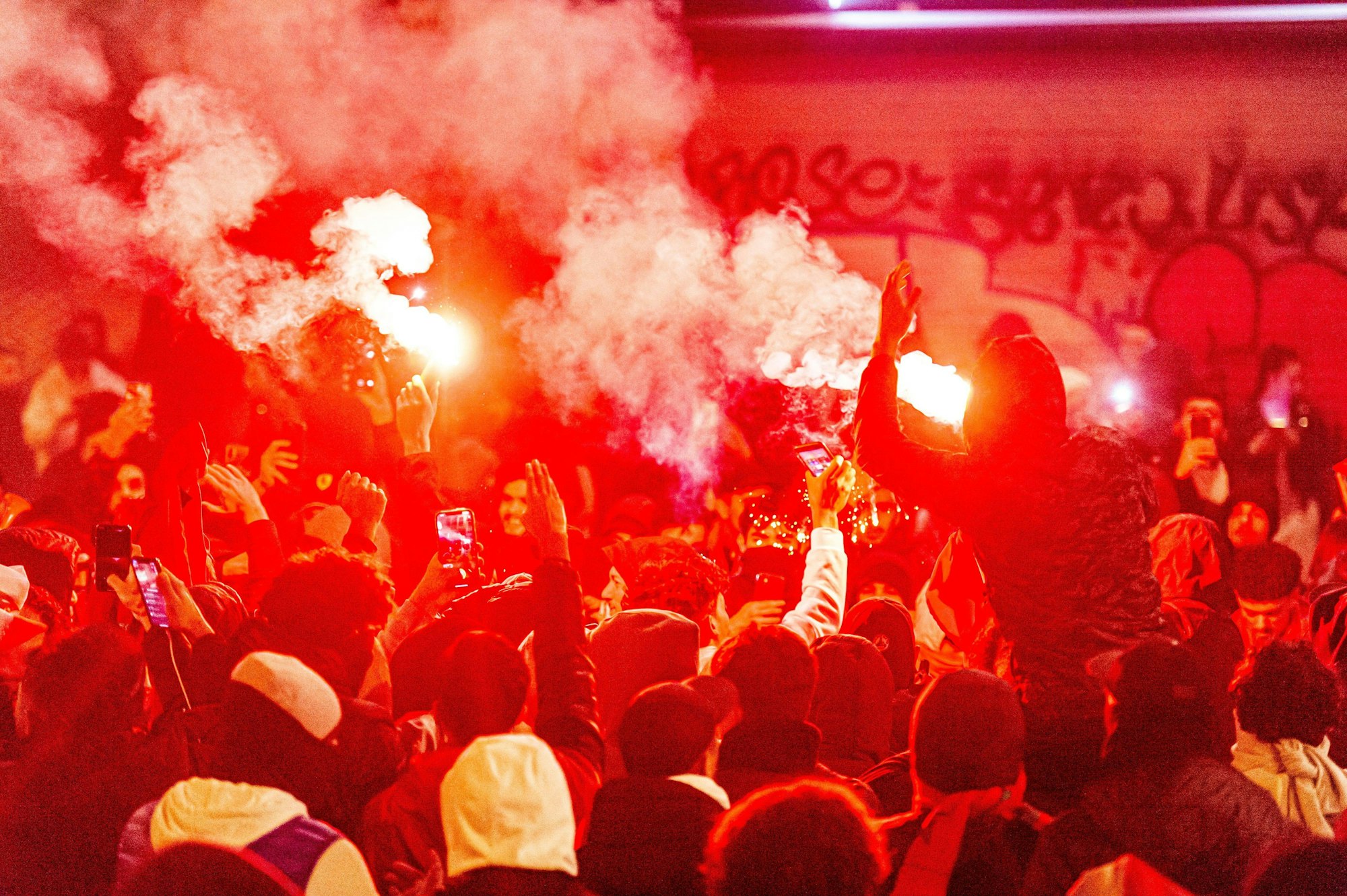 Marokkanische Fans bejubeln den Sieg ihrer Mannschaft im Spiel gegen Kanada.