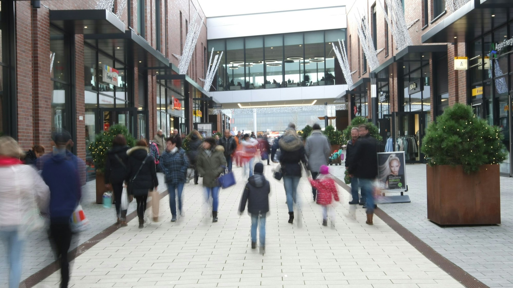 Menschen sind am Gummersbacher Forum unterwegs.