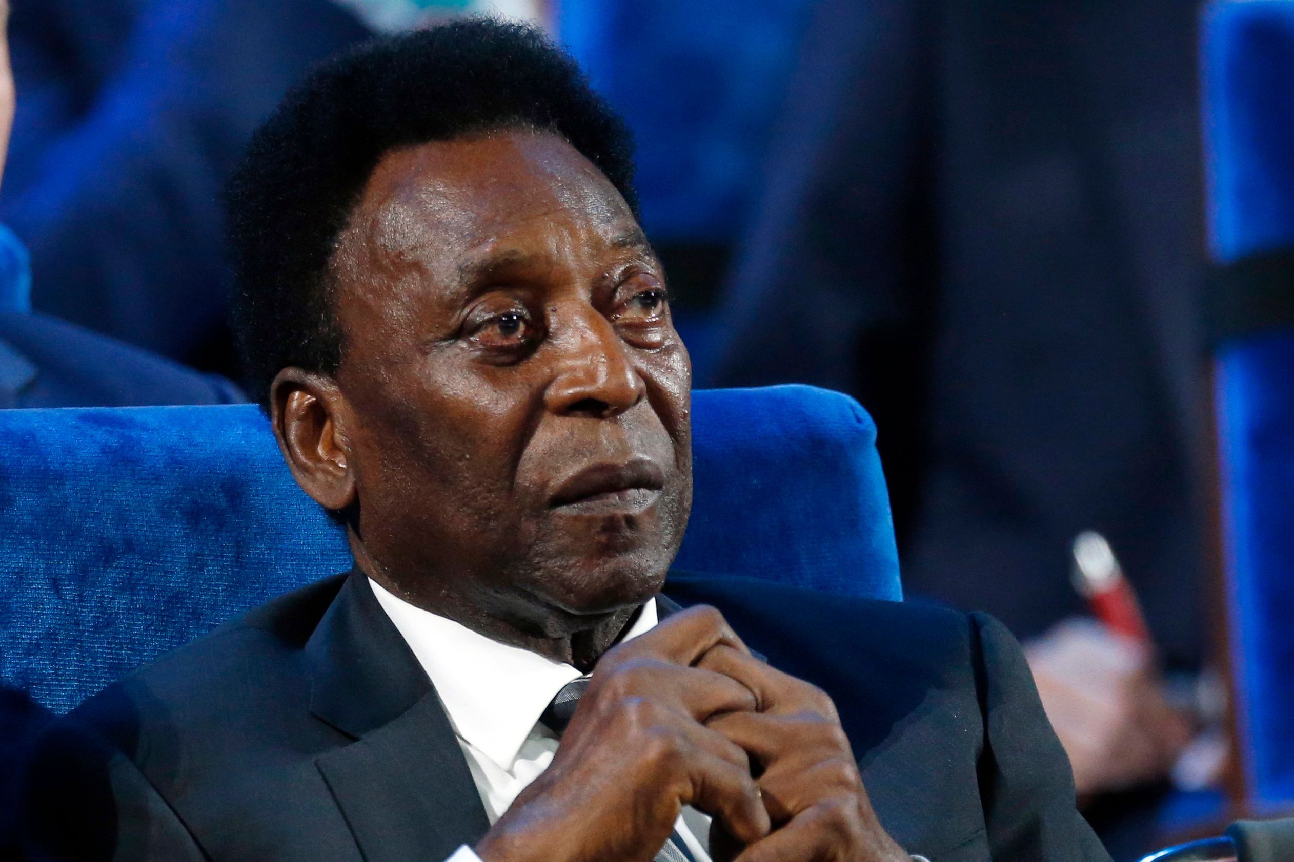 Die brasilianische Fußball-Legende Pelé sitzt während einer Konferenz auf einem Sessel.