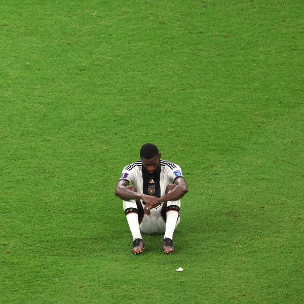 Antonio Rüdiger sitzt nach dem WM-Aus reg- und sprachlos auf dem Rasen.
