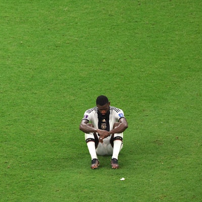 Antonio Rüdiger sitzt nach dem WM-Aus reg- und sprachlos auf dem Rasen.
