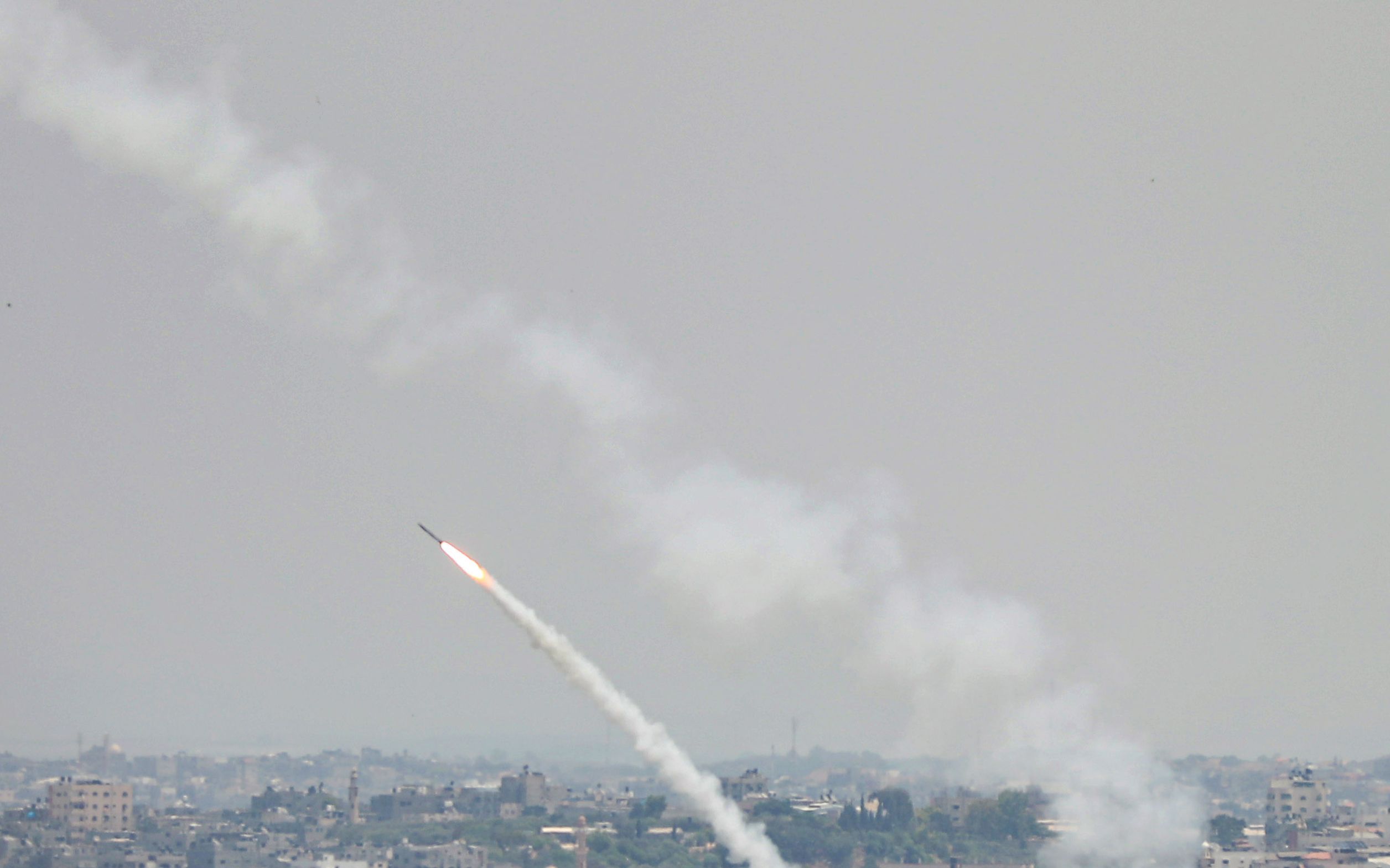Eine Rakete wird aus Gaza abgefeuert. (Archivfoto)