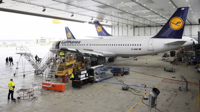 Ein Lufthansa-Airbus steht in einer Wartungshalle der Lufthansa-Werft in Hamburg. (Archivfoto)