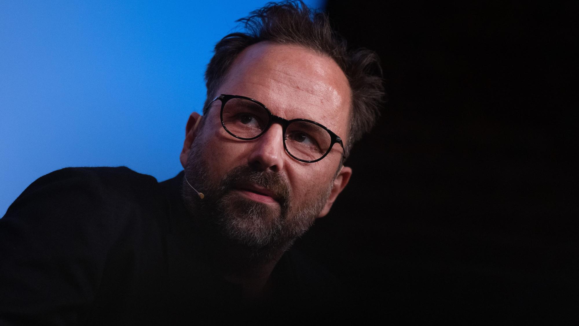 Kurt Krömer sitzt im Rahmen des Literaturfestivals Lit.Cologne auf der Bühne in den Balloni Hallen.