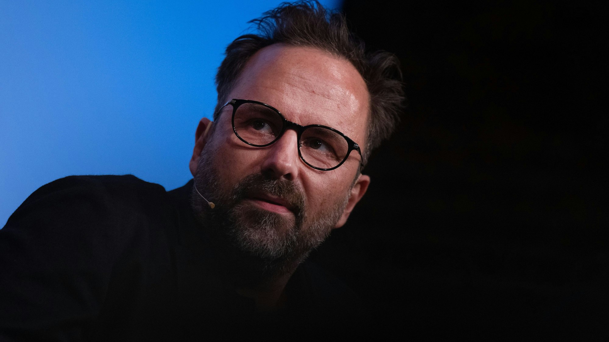 Kurt Krömer sitzt im Rahmen des Literaturfestivals Lit.Cologne auf der Bühne in den Balloni Hallen.