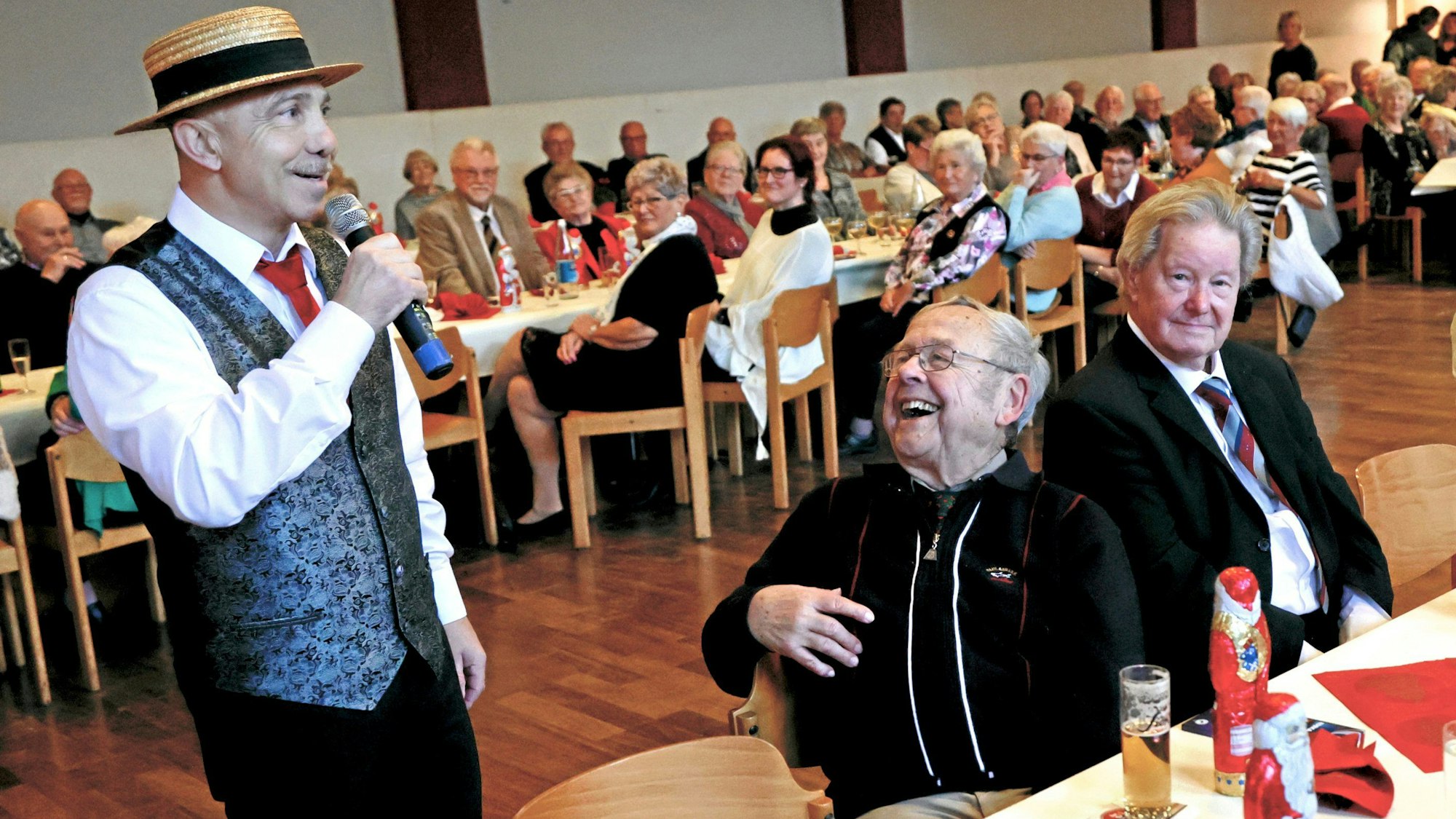 Bauchredner Gerhard Rother während seines Programms mit Senioren bei der Altenfeier in der Stadthalle Hitdorf.