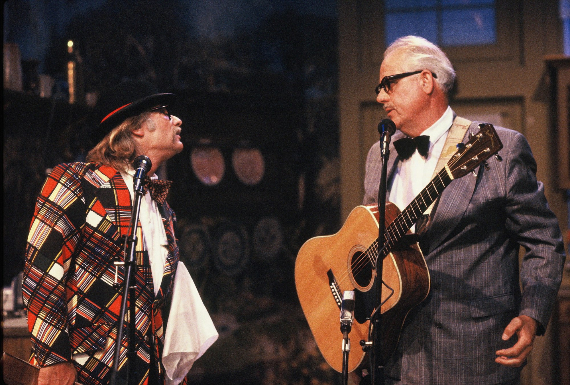 Hans Süper und Hans Zimmermann schauen sich auf der Bühne stehend an.