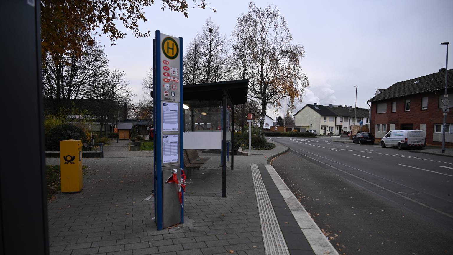 An einer Bushaltestelle sind noch Reste eines Absperrbandes zu sehen.