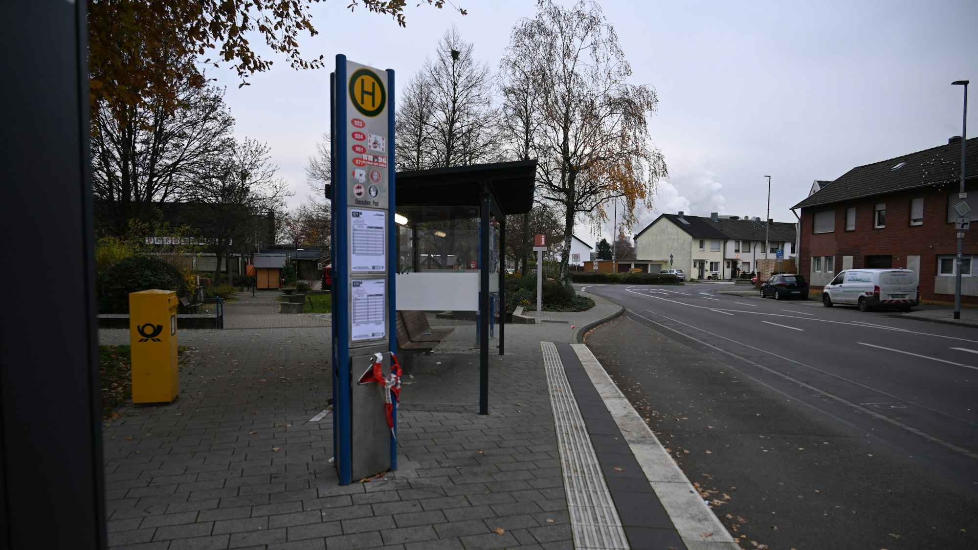 An einer Bushaltestelle sind noch Reste eines Absperrbandes zu sehen.