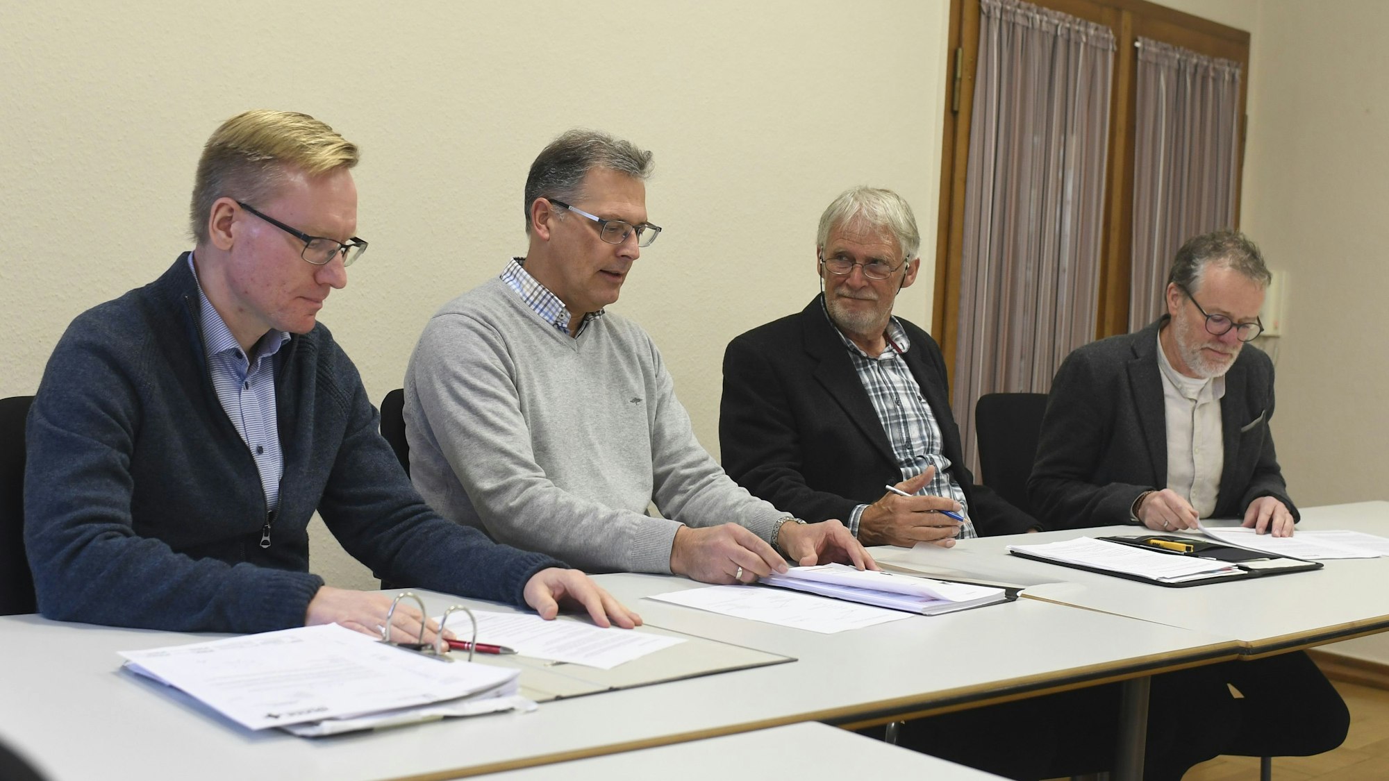 Am Tisch sitzen Paul Karle, Ordnungsamt Zülpich (v.l.), Bürgermeister Ulf Hürtgen, Katastrophenschutzexperte Manfred Riediger und Werner Lorse, ebenfalls vom Ordnungsamt Zülpich.