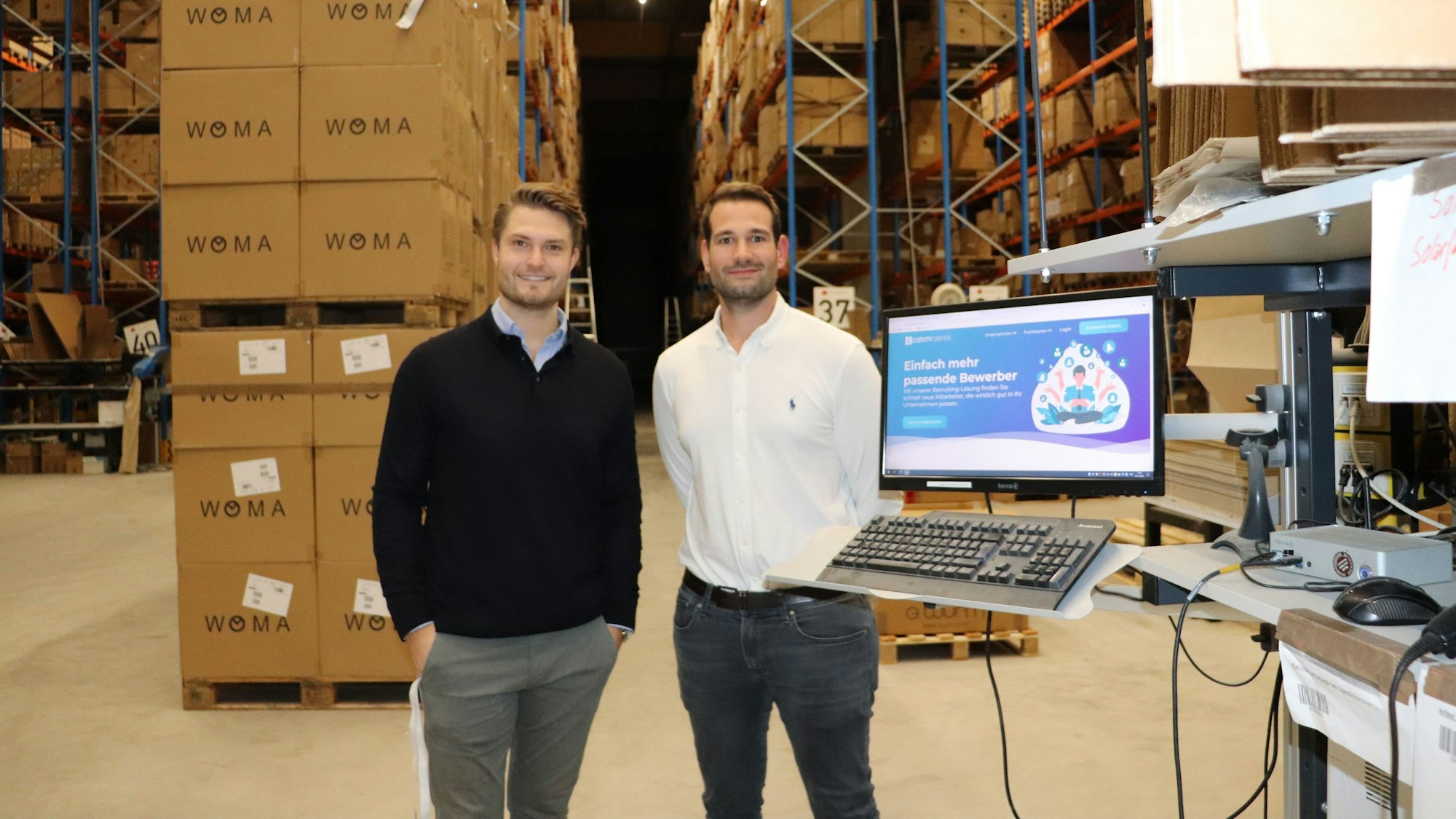 Juniorchef Thomas Wurm (l.) in der Lagerhalle des Familien-Unternehmens mit dem Gründer Marco Verhoeven.