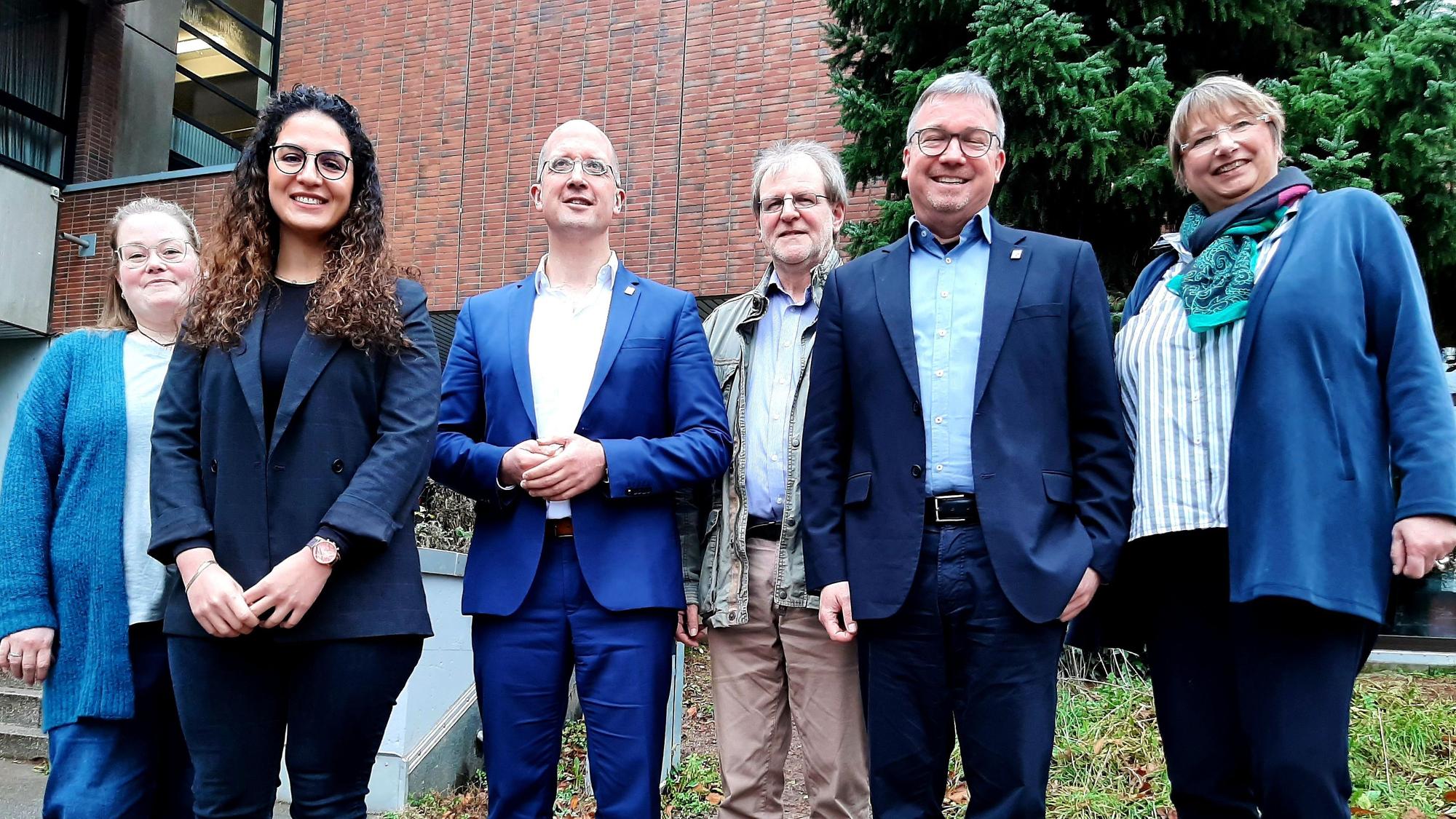Sie bringen in Burscheid an der Johannes-Löh-Gesamtschule den interreligiösen Unterricht voran (v.l.): Rachel Knebel (Lehrerin evangelischer Religionsunterricht), Esra Özden (Lehrerin islamische Religionsunterricht), Thorsten Laztel (Präses der evangelischen Kirche im Rheinland), Frank Schnitzler (Lehrer katholischer Religionsunterricht), Angelika Büscher (Schulleiterin), Sascha Flüchter (Landschaftsverband kirchlicher Schulen).
