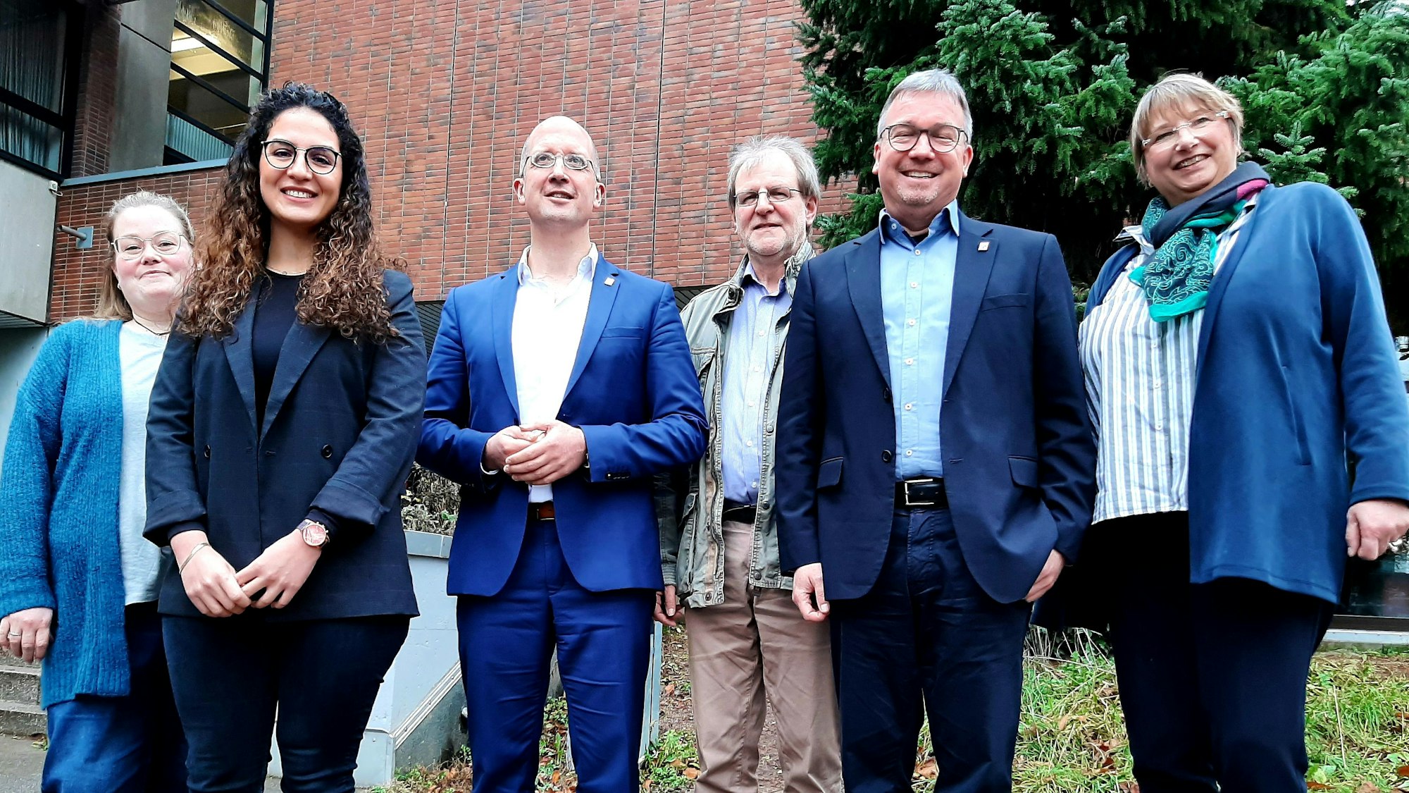 Sie bringen in Burscheid an der Johannes-Löh-Gesamtschule den interreligiösen Unterricht voran (v.l.): Rachel Knebel (Lehrerin evangelischer Religionsunterricht), Esra Özden (Lehrerin islamische Religionsunterricht), Thorsten Laztel (Präses der evangelischen Kirche im Rheinland), Frank Schnitzler (Lehrer katholischer Religionsunterricht), Angelika Büscher (Schulleiterin), Sascha Flüchter (Landschaftsverband kirchlicher Schulen).