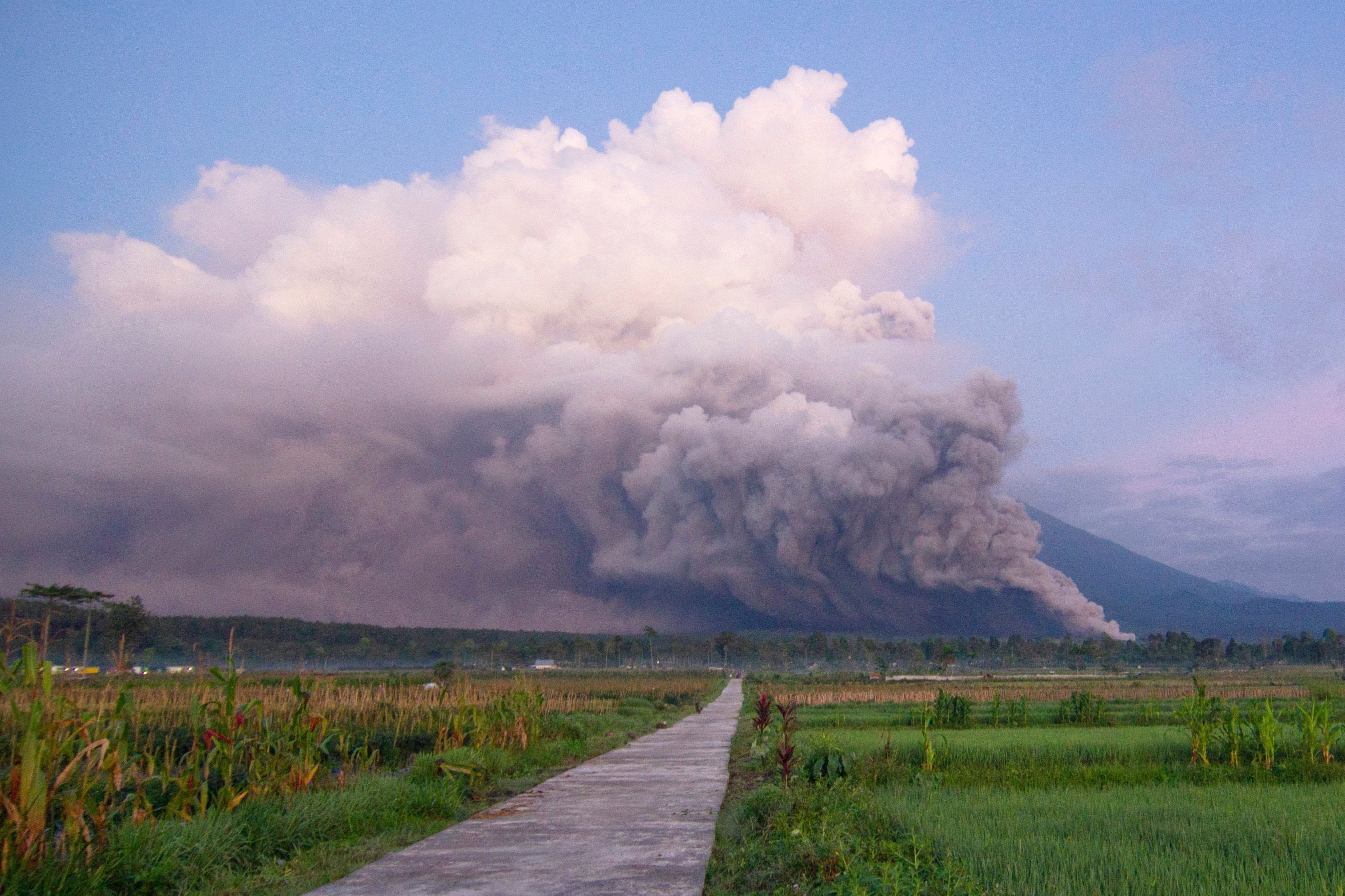 Rauch steigt nach dem Ausbruch des Vulkans Semeru auf.
