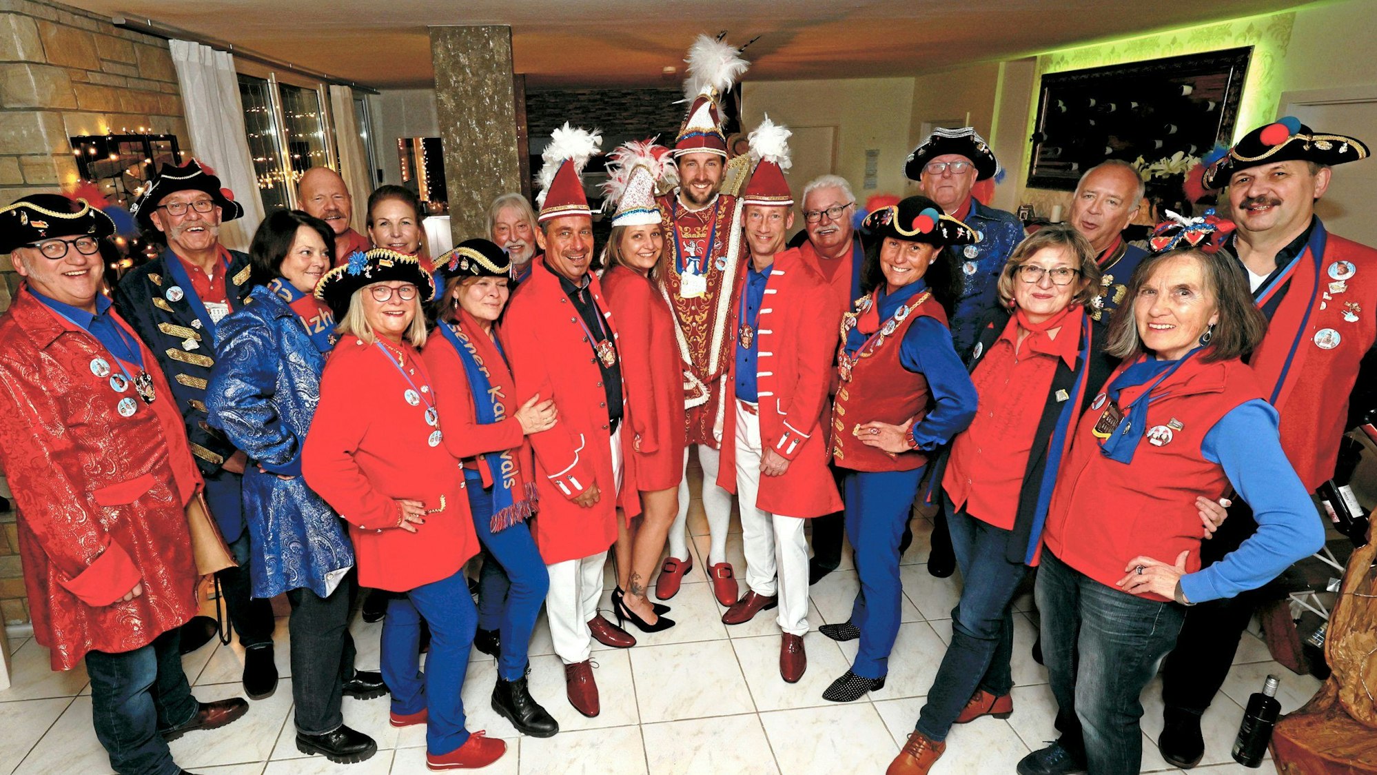 Mitglieder des Vereins „Freunde des Holzhausener Karnevals“, in der Mitte Lützenkirchens diesjähriger Prinz Flo I.