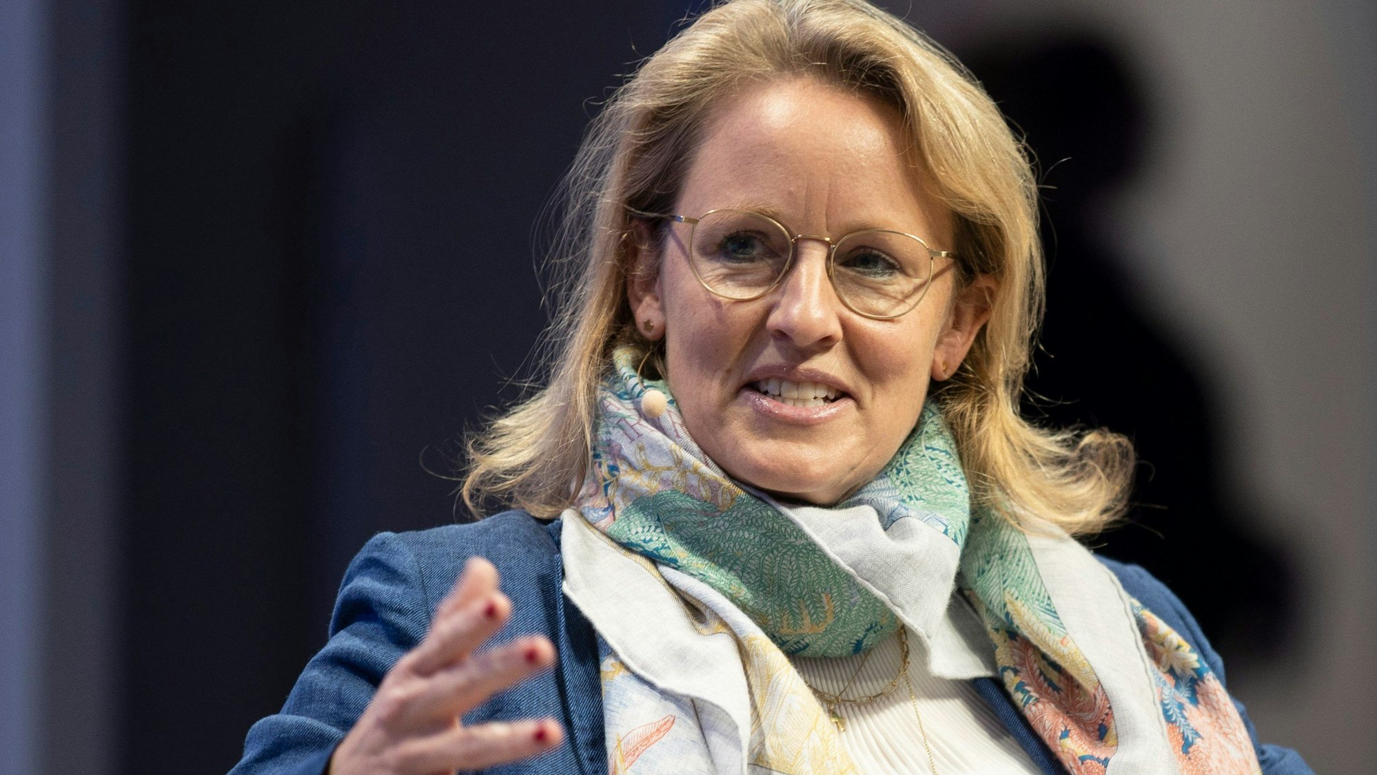 Donata Hopfen, Vorsitzende der Geschäftsführung der Deutschen Fußball Liga, spricht auf einer Podiumsrunde auf dem Sportbusiness Kongress SpoBis im CCD Congress Center.