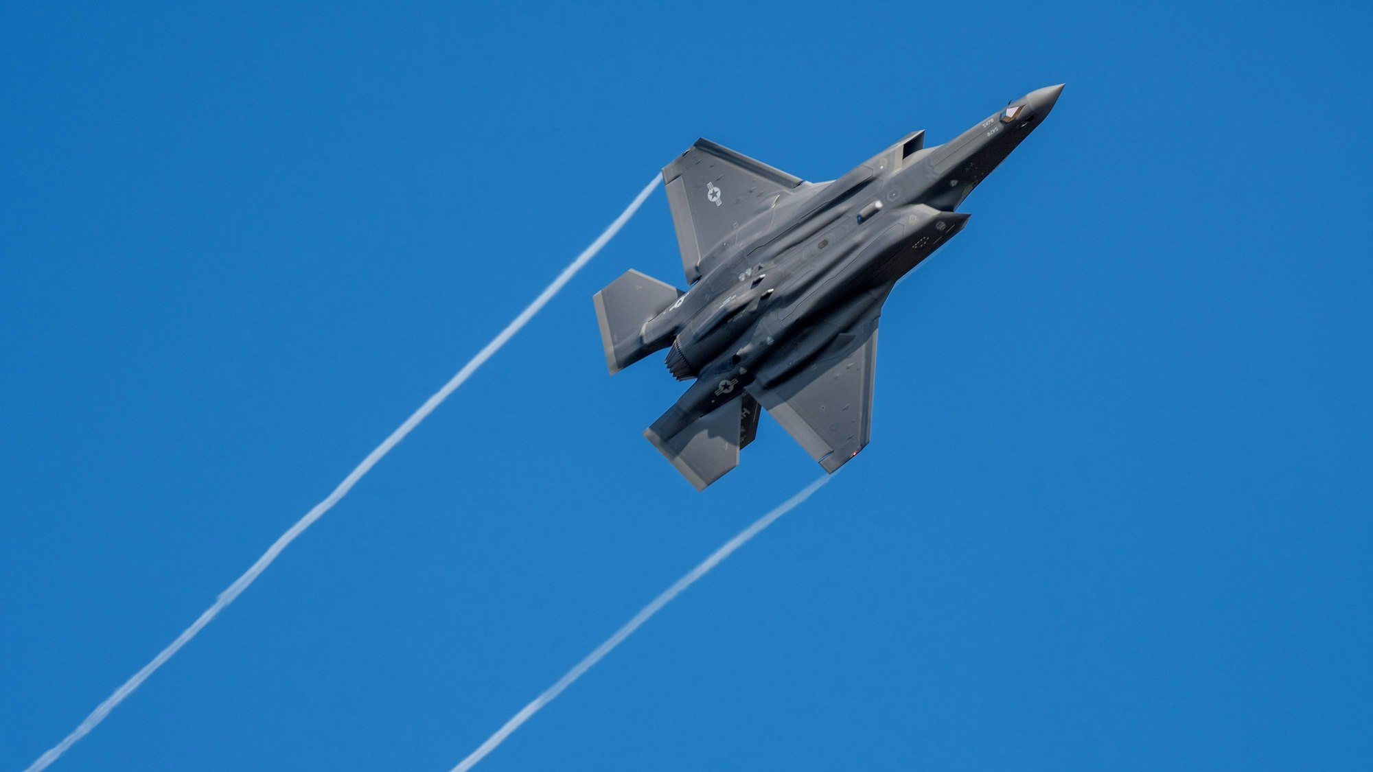 Ein US-Kampfflugzeug vom Typ F-35 fliegt über der Eifel bei Spangdahlem.