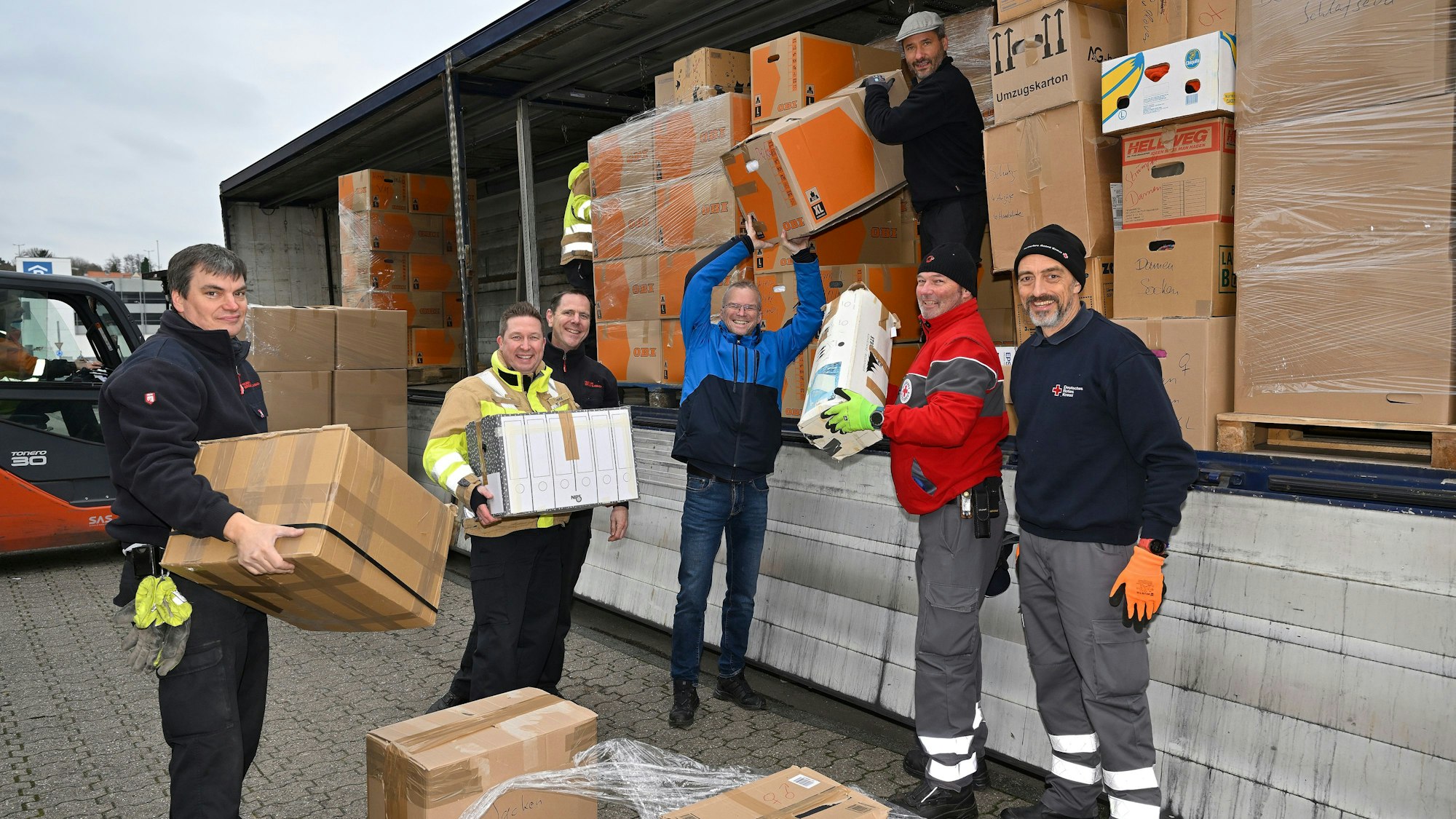 Helfer beladen einen Lastzug für den nächsten Konvoi mit Hilfsgütern für die ukrainische Stadt Butscha.