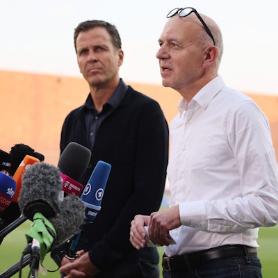 DFB-Präsident Bernd Neuendorf spricht während einer Pressekonferenz neben DFB-Direktor Oliver Bierhoff im Trainingszentrum der deutschen Fußball-Nationalmannschaft im Norden Katars.