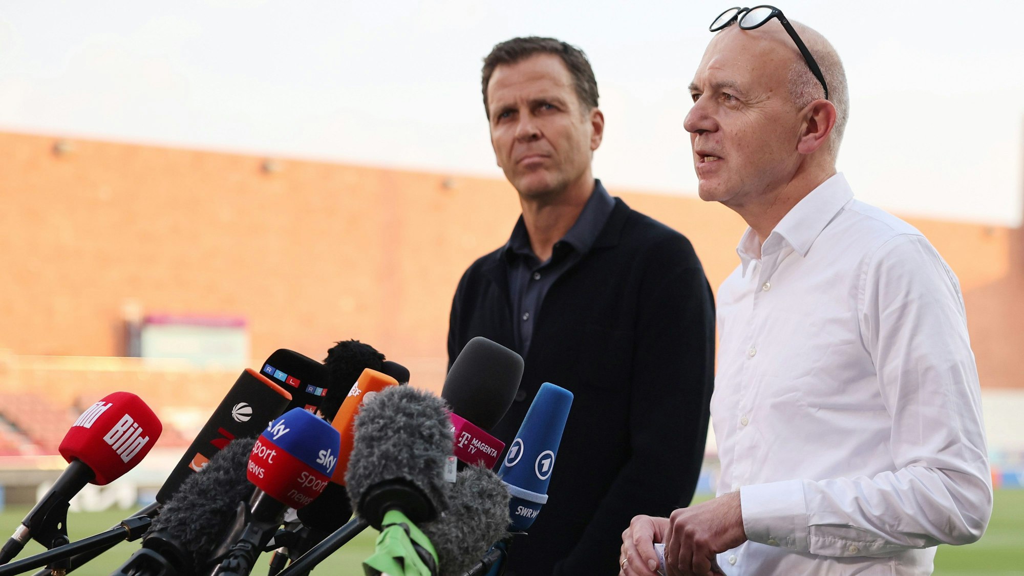 DFB-Präsident Bernd Neuendorf spricht während einer Pressekonferenz neben DFB-Direktor Oliver Bierhoff im Trainingszentrum der deutschen Fußball-Nationalmannschaft im Norden Katars.