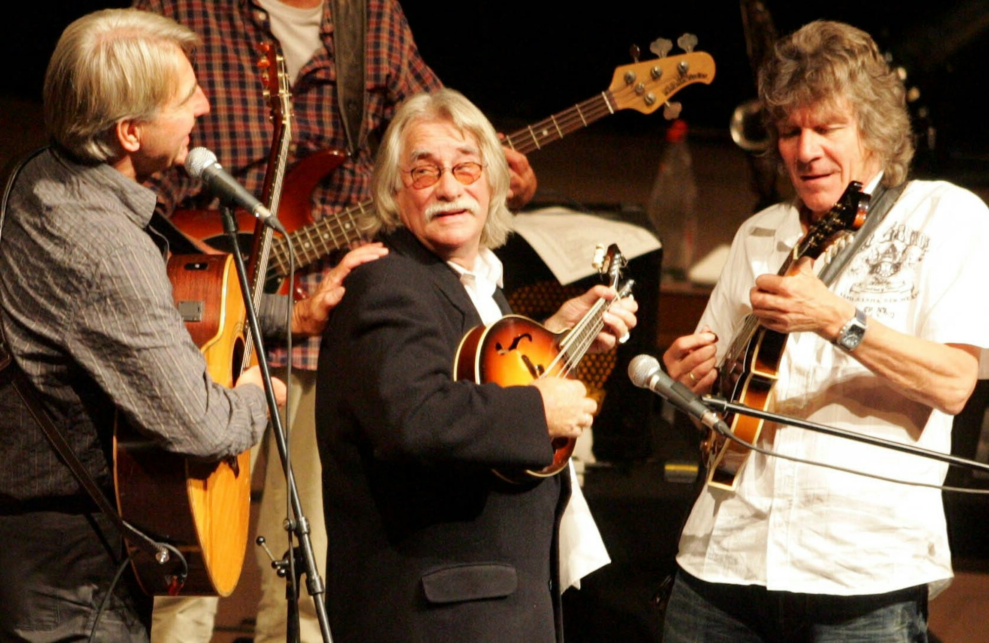 Hans Süper spielt Mandoline und steht mit den Bläck Fööss auf der Bühne.