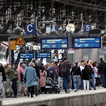 06.06.2022, Köln: Überfüllter Gleis 5 am Hauptbahnhof Fahrgäste warten auf ihre Zugverbindung. Foto: Arton Krasniqi