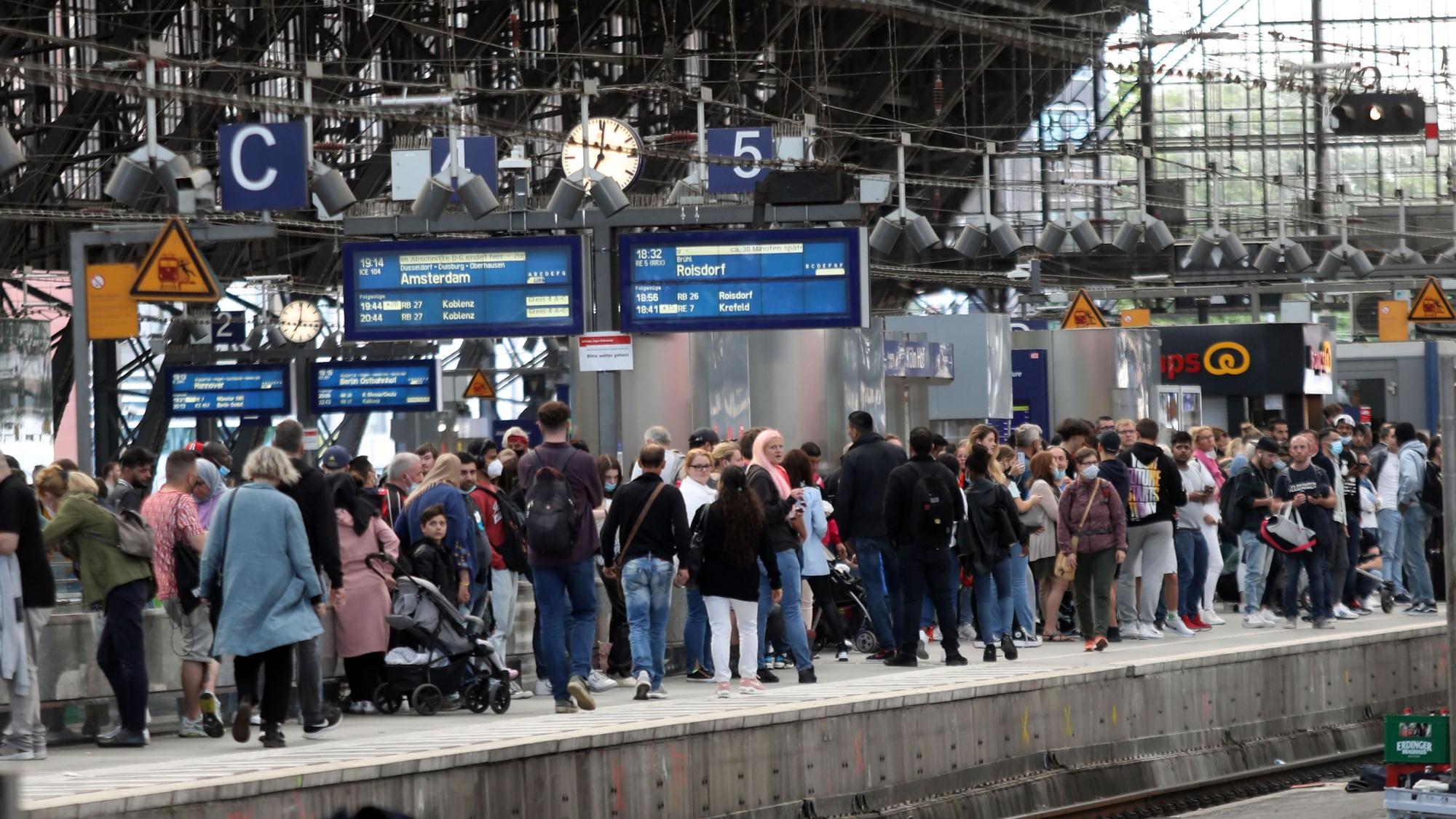 06.06.2022, Köln: Überfüllter Gleis 5 am Hauptbahnhof Fahrgäste warten auf ihre Zugverbindung. Foto: Arton Krasniqi