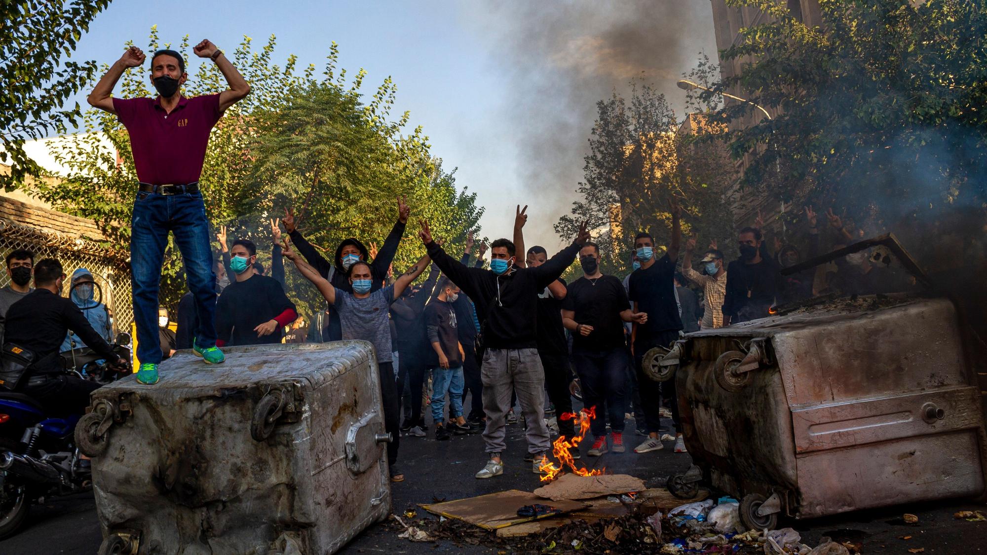 Iraner, die gegen das Regime protestieren.