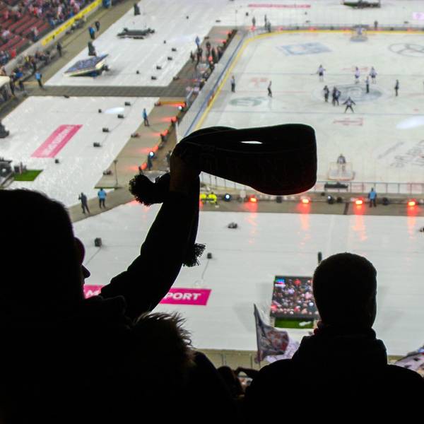 Fans der Kölner Haie beim Winter Game in Köln-Müngersdorf