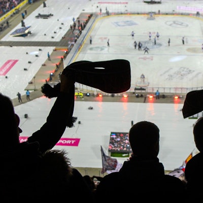 Fans der Kölner Haie beim Winter Game in Köln-Müngersdorf