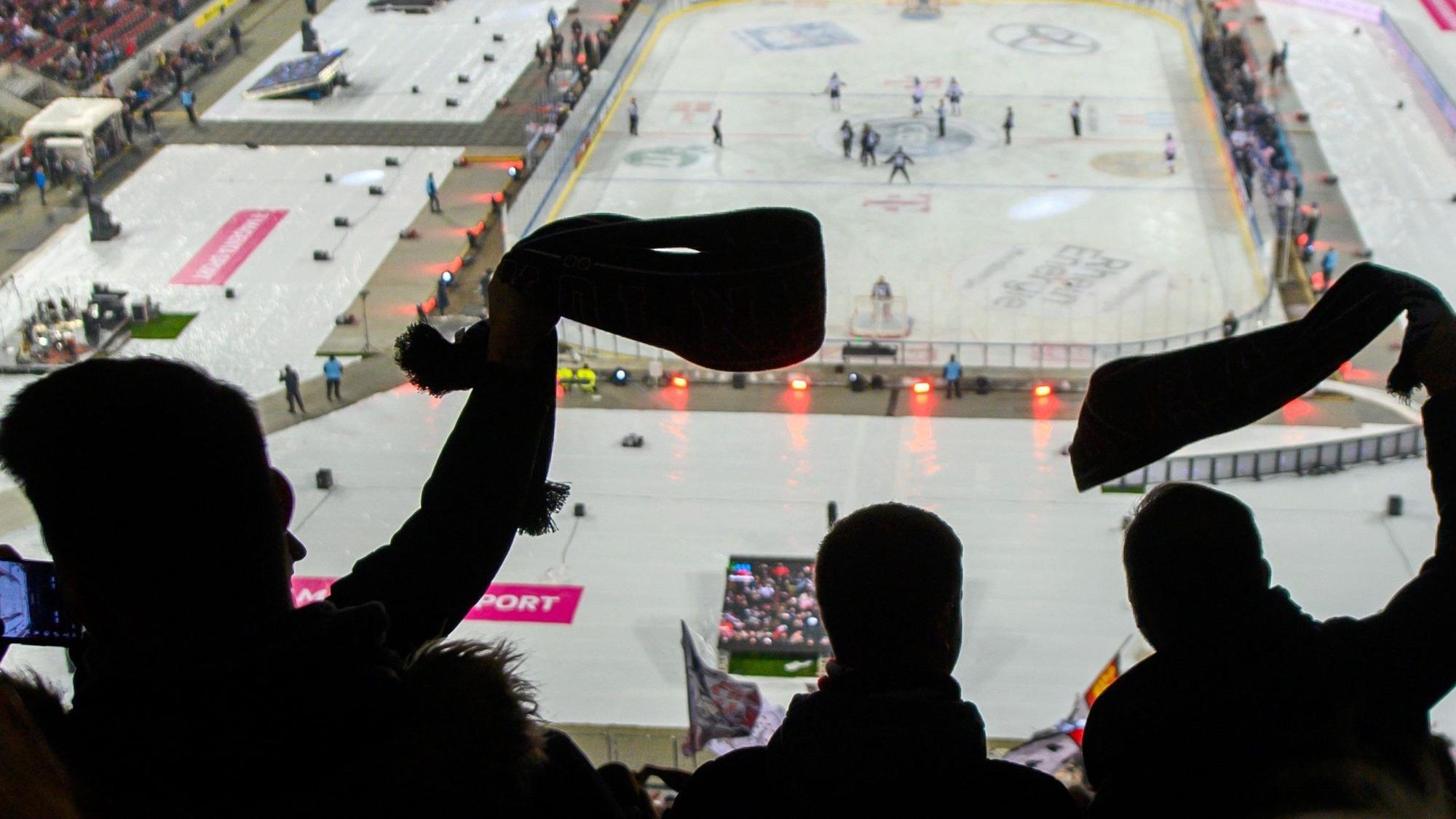 Fans der Kölner Haie beim Winter Game in Köln-Müngersdorf
