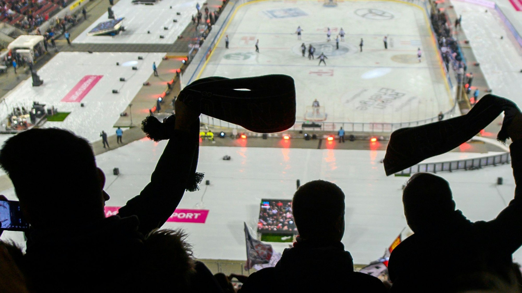 Fans der Kölner Haie beim Winter Game in Köln-Müngersdorf