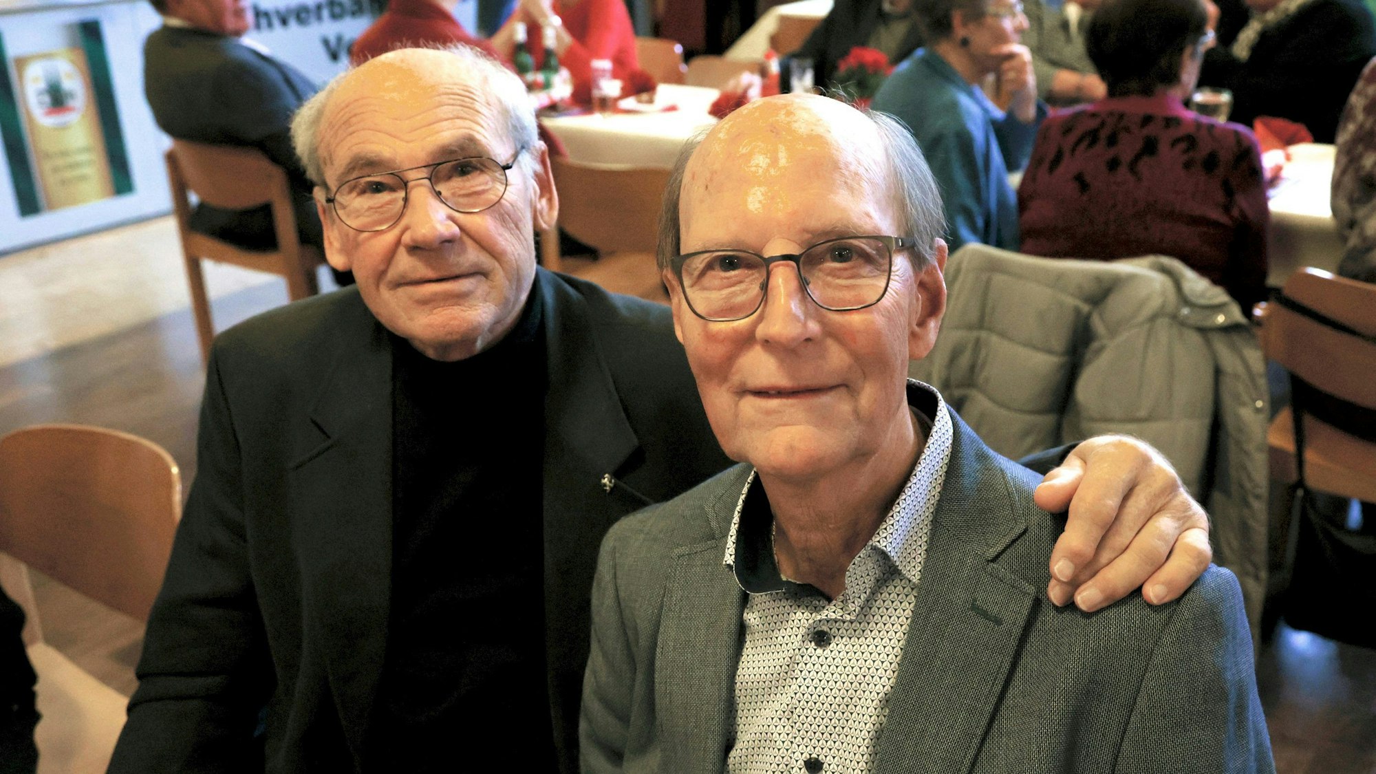 Karl-Heinz Zündorf (78, links) und Joseph Schmitz (85, rechts) bei der Leverkusener Altenfeier in der Stadthalle Hitdorf.