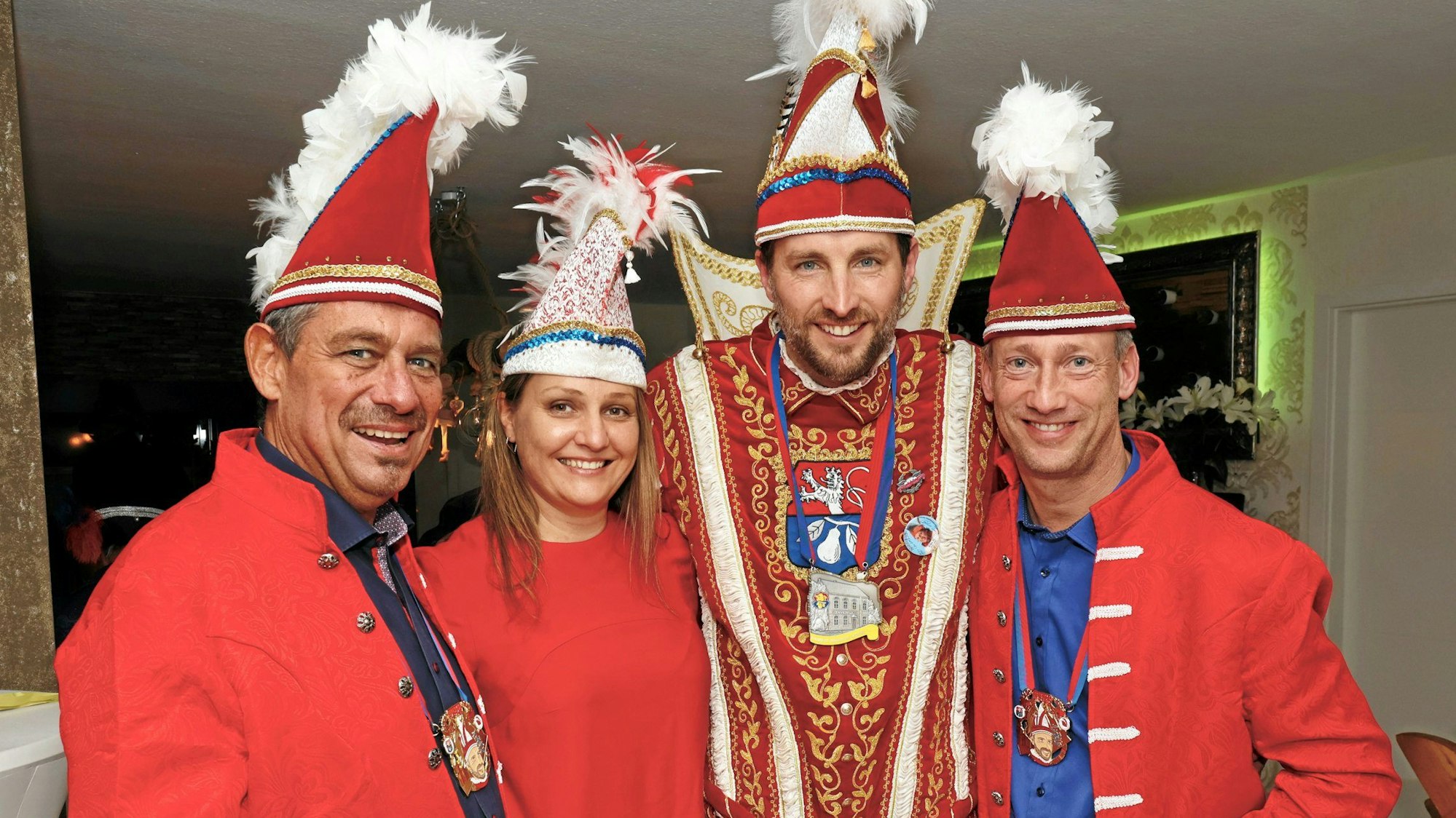 Prinz Flo I. im Ornat. Seine Frau und seine beiden Pagen tragen rote-blaue Kostüme des Karnevalsvereins „Freunde des Holzhausener Karnevals“.