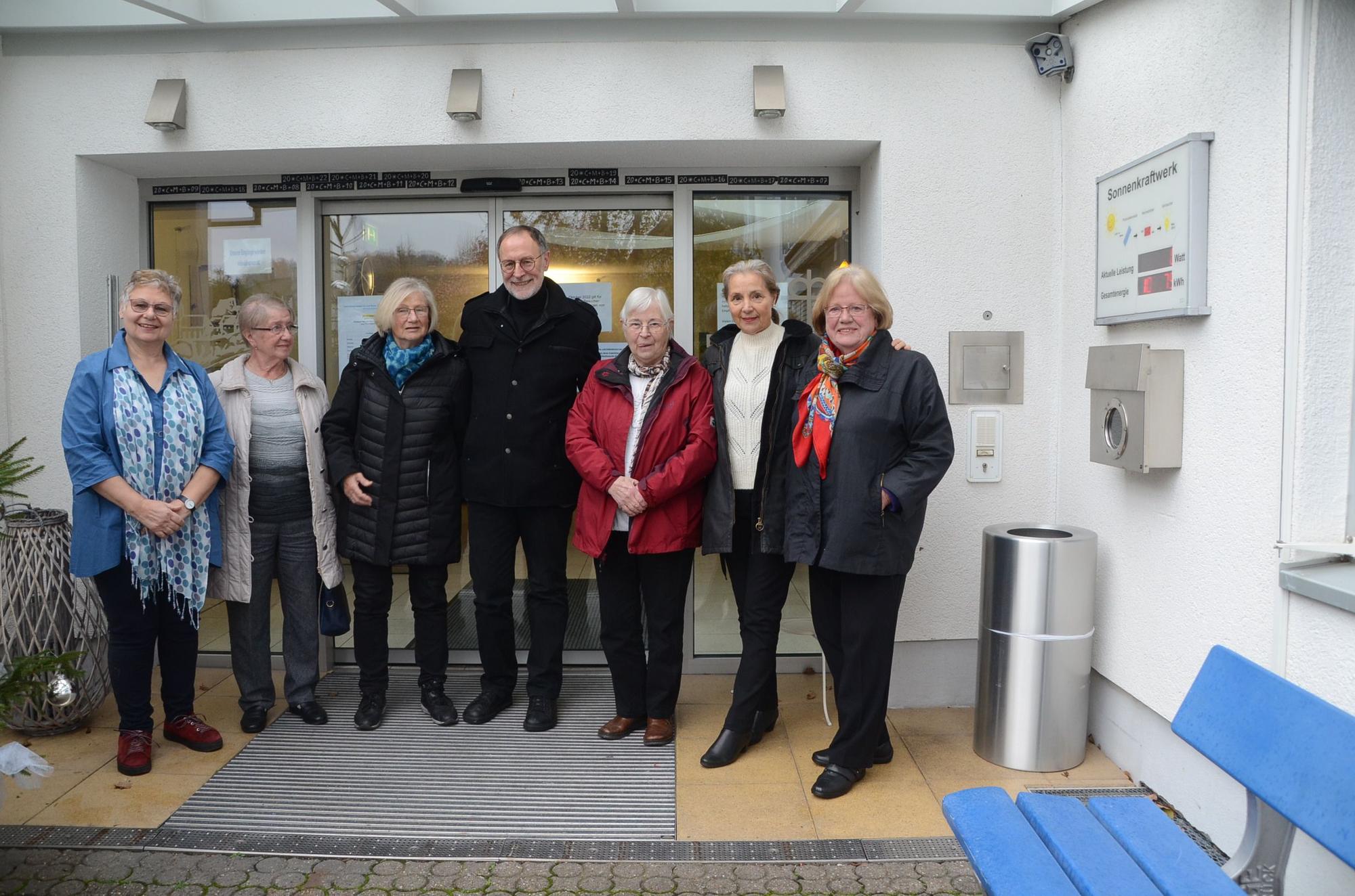 Der ehrenamtliche Altenheim-Besuchsdienst steht vor dem Evangelischen Altenheim Wahlscheid.