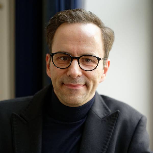 Kurt Krömer, Berliner Humorist und Schauspieler, ganz in schwarz gekleidet.