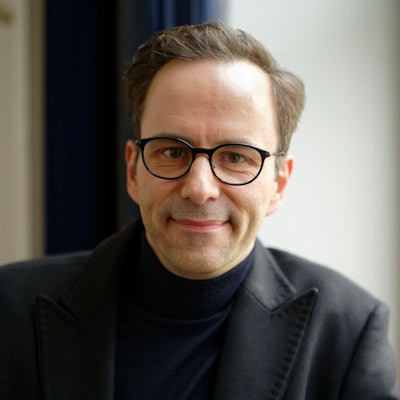 Kurt Krömer, Berliner Humorist und Schauspieler, ganz in schwarz gekleidet.