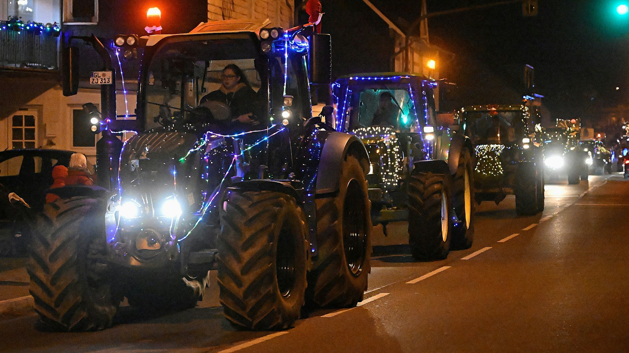 Glitzernde Traktoren fahren auf der Bundesstraße durch Kürten-Bechen.