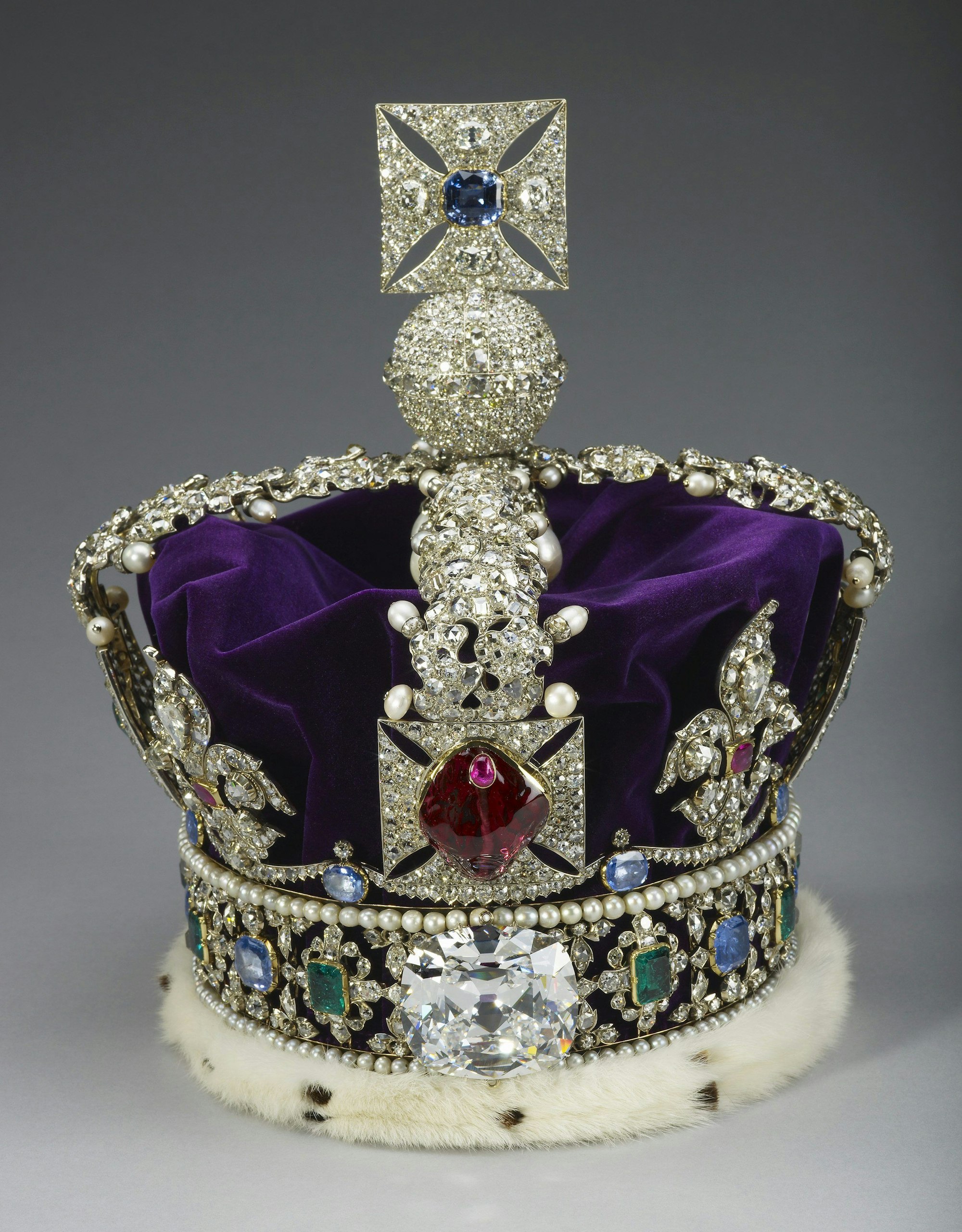 Undatiertes, vom Buckingham Palast herausgegebenes Handout-Foto der Imperial State Crown, die von König Charles II. im Rahmen seiner Krönungszeremonie am 6. Mai 2023 getragen wird. Zur Krönung selbst wird der König die legendäre Ewardskrone tragen.
