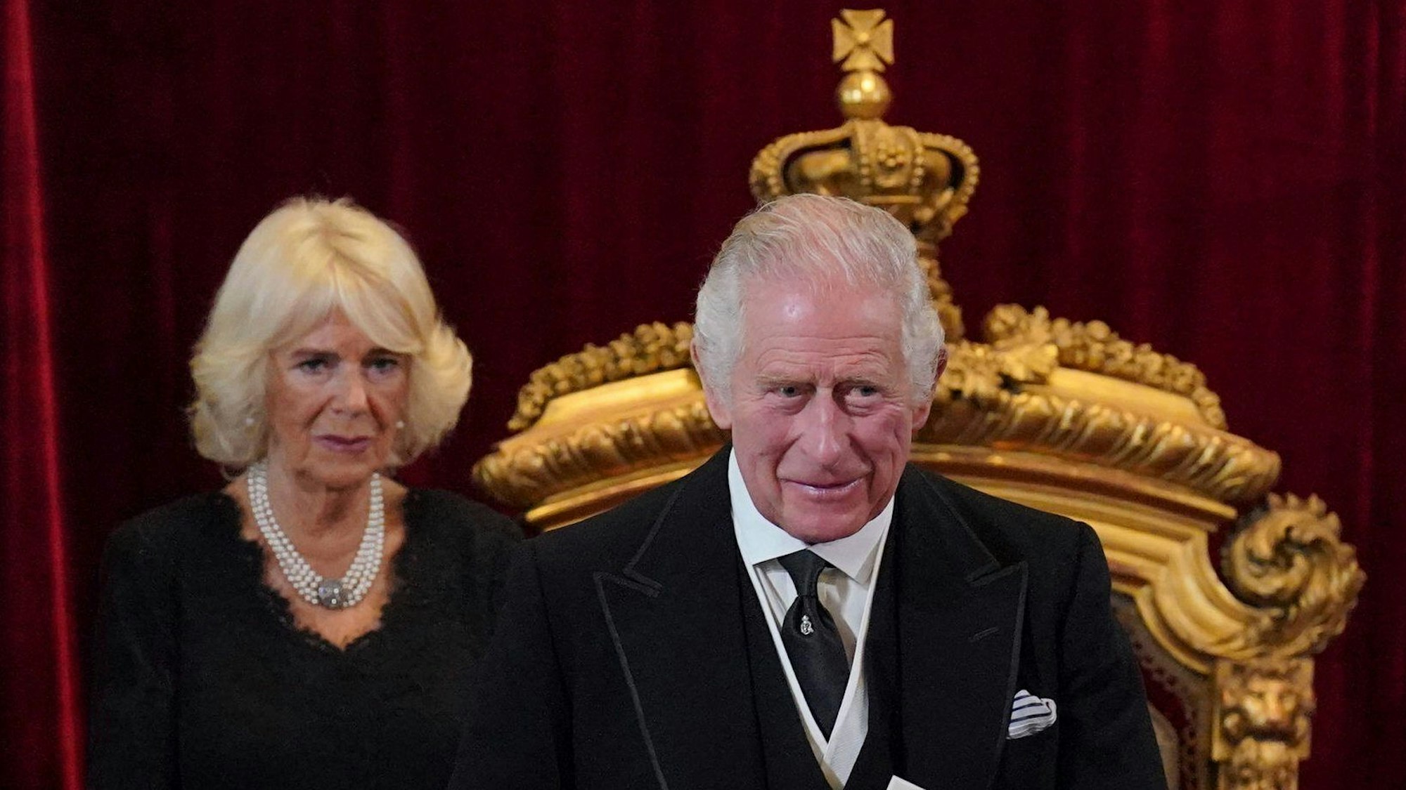 König Charles III. und Königsgemahlin Camilla St. James's Palace (Archivbild)