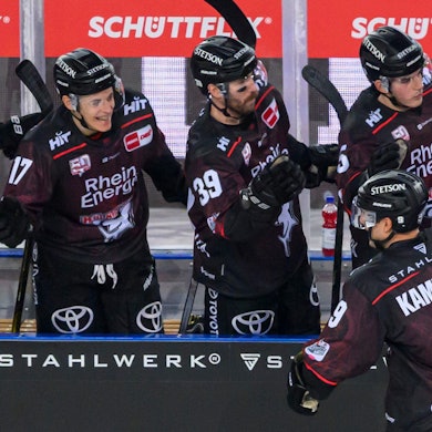 Der Kölner Maximilian Kammerer bejubelt sein Tor.