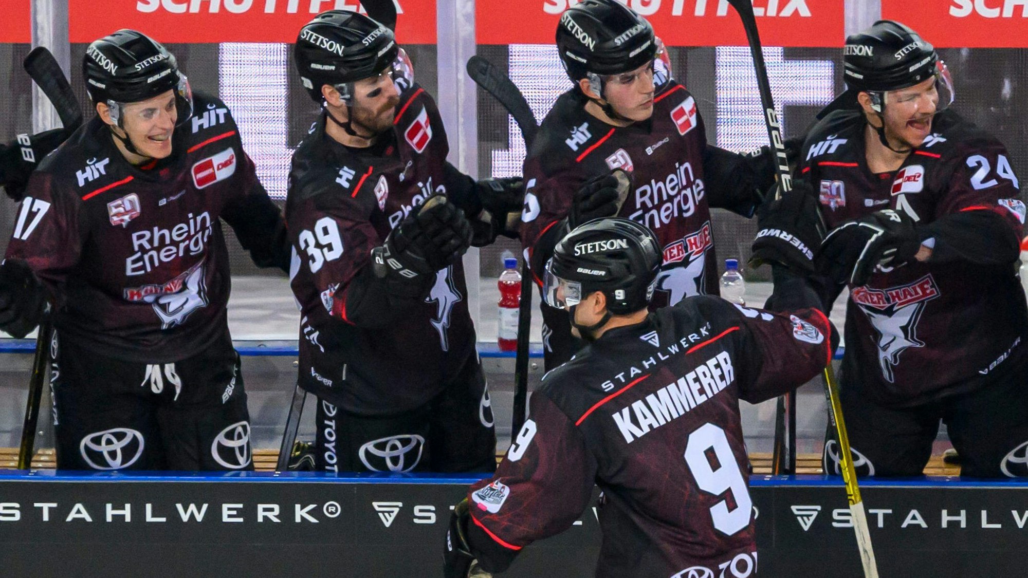 Der Kölner Maximilian Kammerer bejubelt sein Tor.